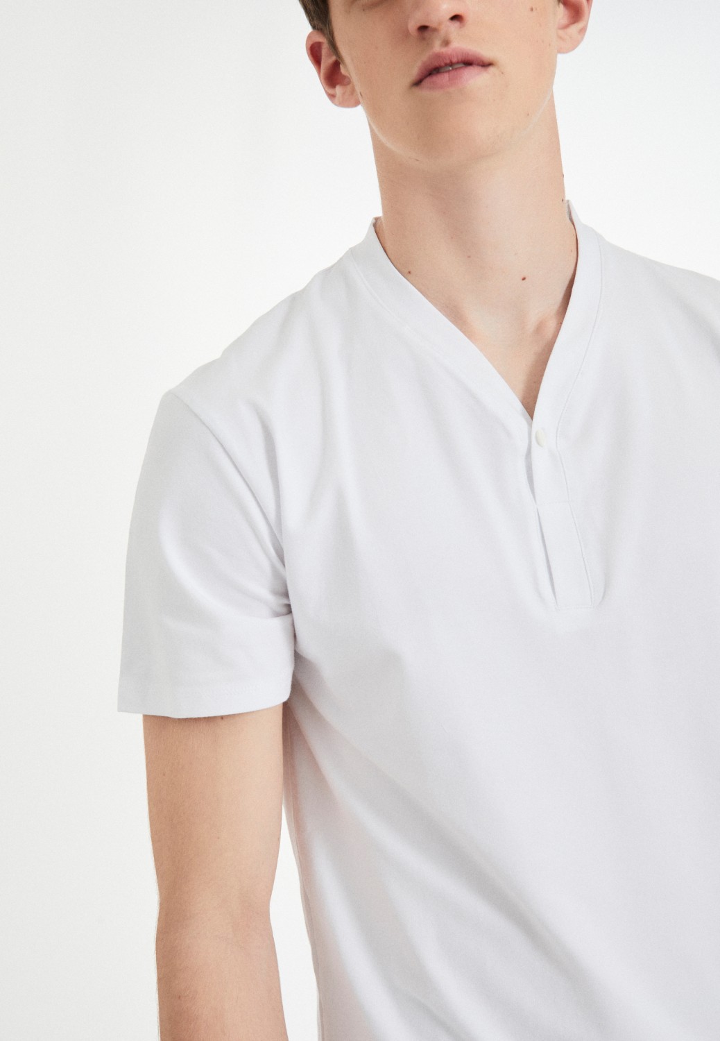 BCN Herren T-Shirt Stretch V-Ausschnitt mit Knopf kurzarm